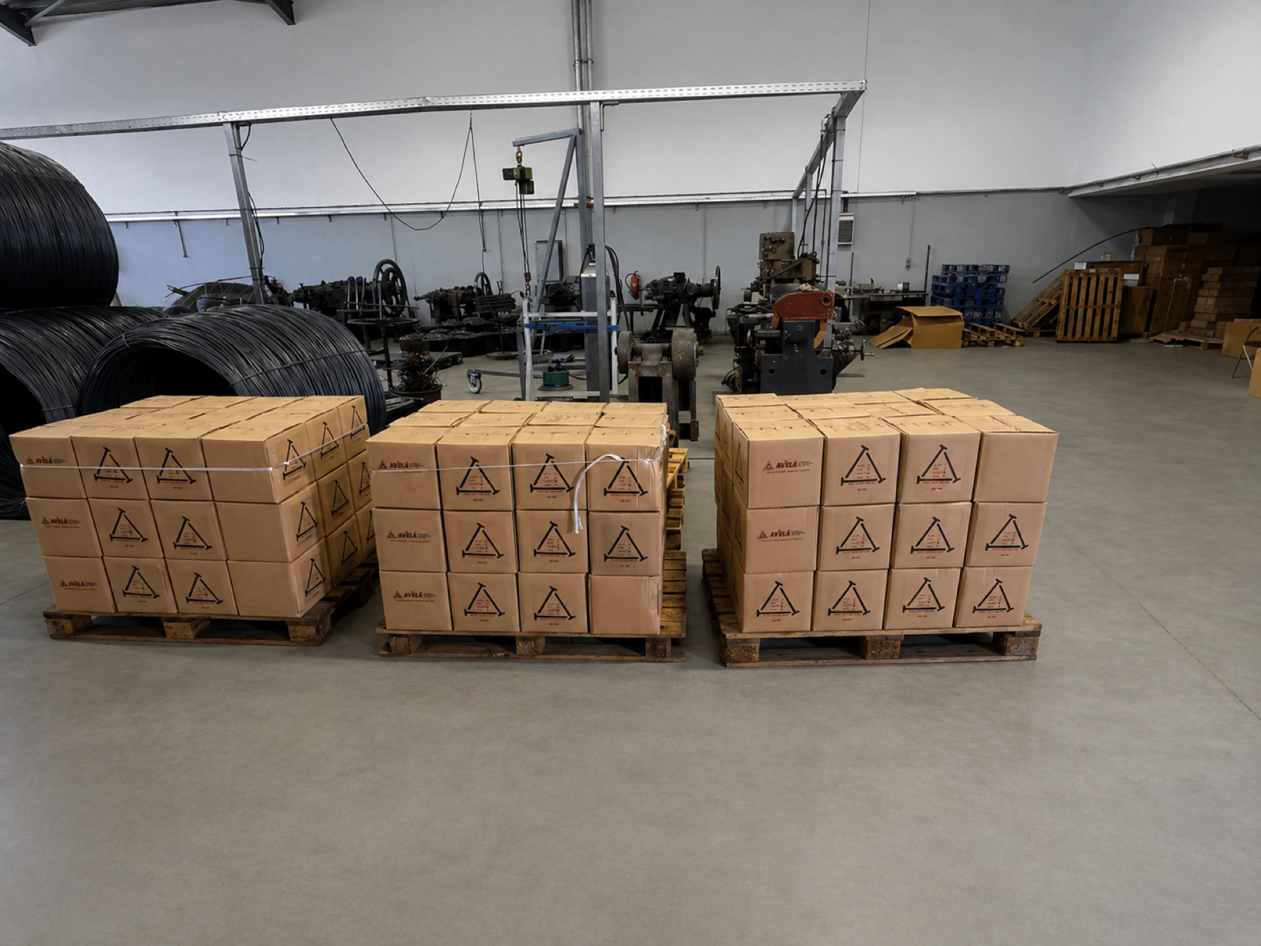 Paletes de caixas de pregos em ambiente industrial