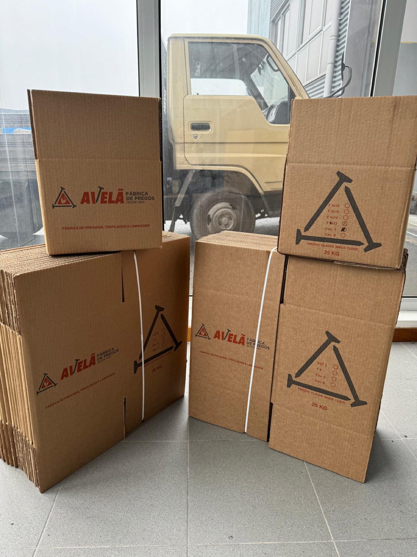 Caixas de pregos Avelã em palete para fornecimento profissional